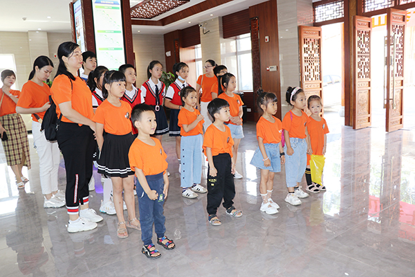 1623562643886679.jpg 師生們在一樓展廳觀看宣傳視頻.jpg