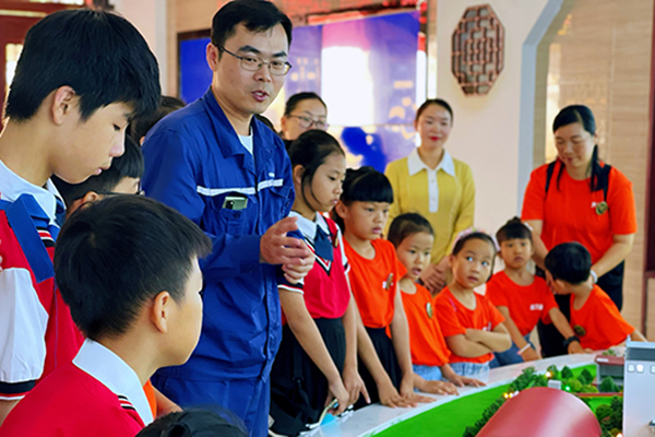 1623562650659202.jpg 師生們觀摩沙盤模型.jpg